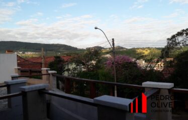 Casa com 03 dormitórios e 443m² de área total na Estancia Santa Maria em Serra Negra-SP