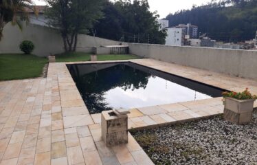 Casa 05 dormitórios, com 509m² de área total no Centro em Serra Negra – SP