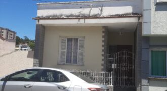 Casa Central 03 dormitórios e 139m² de área construída em Serra Negra – SP