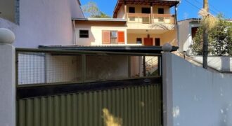 Linda Casa 03 dormitórios e 197m² de área construída em Serra Negra – SP