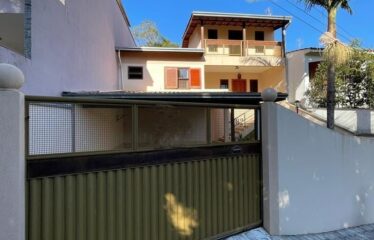 Linda Casa 03 dormitórios e 197m² de área construída em Serra Negra – SP