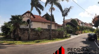 Casa 03 dormitórios e 130m² de área construída no Condomínio Place de Geneve em Serra Negra – SP