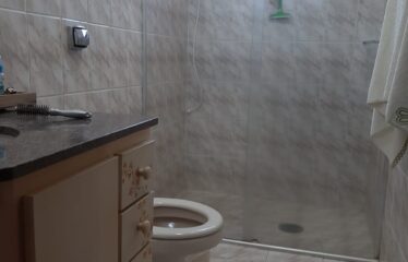 Casa 03 dormitórios e 130m² de área construída no Condomínio Place de Geneve em Serra Negra – SP
