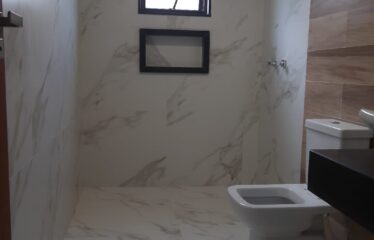 Casa Nova com 03 dormitórios e 583m² no Loteamento Suiza Park em Serra Negra – SP