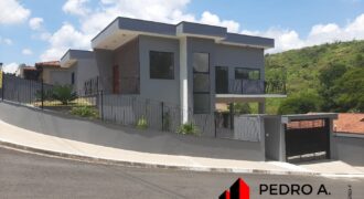 Casa Nova com 03 dormitórios e 583m² no Loteamento Suiza Park em Serra Negra – SP