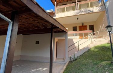 Linda Casa 03 dormitórios e 197m² de área construída em Serra Negra – SP