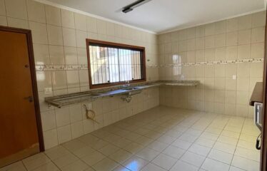 Linda Casa 03 dormitórios e 197m² de área construída em Serra Negra – SP