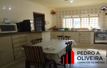 Linda Casa 04 dormitórios e 574m² de área total no centro de Serra Negra – SP