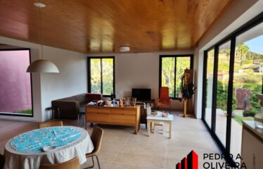 Belíssima casa 03 dormitórios e 1.800m² de área total em Monte Alegre do Sul – SP