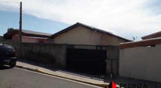 Casa 02 dormitórios e 300m² de área total no centro de Serra Negra – SP