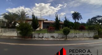 Casa 04 dormitórios e 265m² de área útil no centro em Lindoia – SP