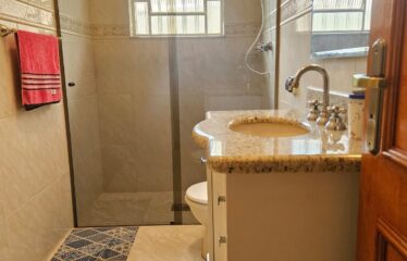 Linda Casa térrea 03 dormitórios e 178m² de área útil em Serra Negra – SP