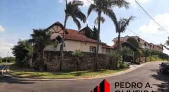 Casa 03 dormitórios e 130m² de área útil em condomínio fechado em Serra Negra – SP