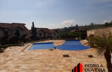 Casa 03 dormitórios e 130m² de área útil em condomínio fechado em Serra Negra – SP