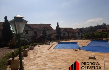 Casa 03 dormitórios e 130m² de área útil em condomínio fechado em Serra Negra – SP