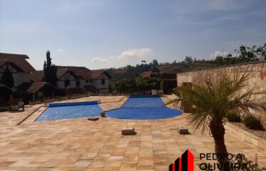 Casa 03 dormitórios e 130m² de área útil em condomínio fechado em Serra Negra – SP