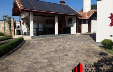 Casa 03 dormitórios e 130m² de área útil em condomínio fechado em Serra Negra – SP