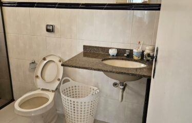 Casa 03 dormitórios e 130m² de área útil em condomínio fechado em Serra Negra – SP