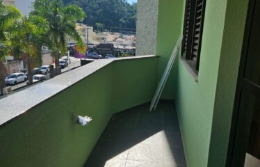 Amplo Apartamento 03 dormitórios e 130m² de área útil no centro de Serra Negra – SP