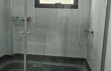 Amplo Apartamento 03 dormitórios e 130m² de área útil no centro de Serra Negra – SP