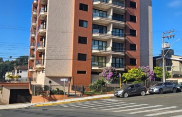 Amplo Apartamento 03 dormitórios e 182m² de área útil no centro de Serra Negra – SP