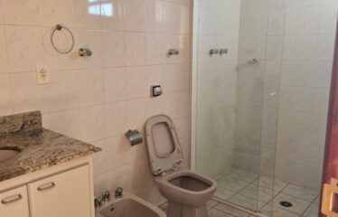 Amplo Apartamento 03 dormitórios e 182m² de área útil no centro de Serra Negra – SP