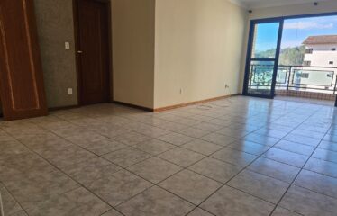 Amplo Apartamento 03 dormitórios e 182m² de área útil no centro de Serra Negra – SP