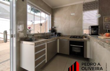 Belíssima casa 03 dormitórios e fino acabamento à 2 minutos do centro de Serra Negra -SP