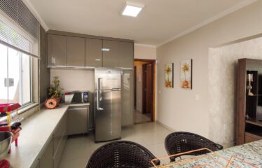 Belíssima casa 03 dormitórios e fino acabamento à 2 minutos do centro de Serra Negra -SP