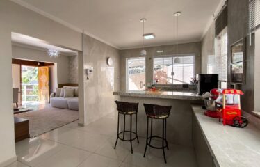 Belíssima casa 03 dormitórios e fino acabamento à 2 minutos do centro de Serra Negra -SP